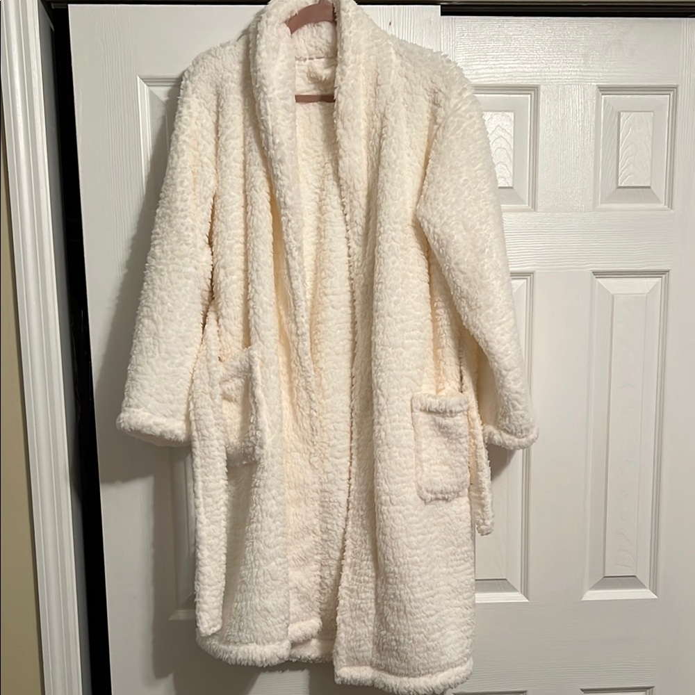 Pottery Barn NWOT White Plush Robe Large